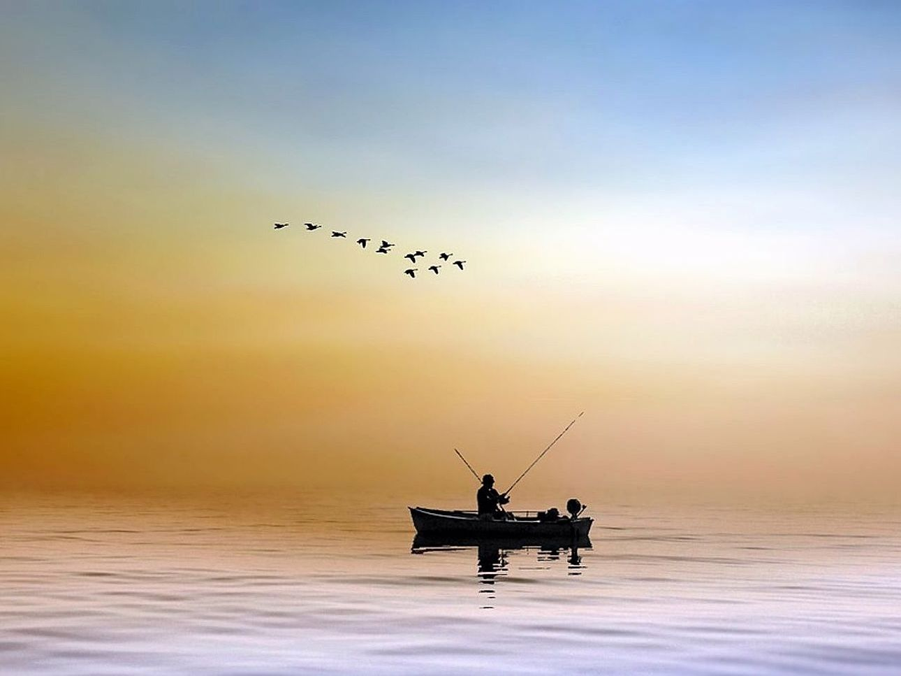 Rede de pesca tradicional pendurada secando contra parede de pedra